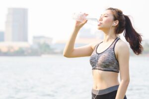 不运动，喝水也能瘦！运动营养师教你促进代谢、减肥喝水公式