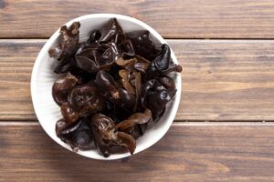 不只是血管清道夫！黑木耳解便秘、补钙5大好处，女性抗衰老可适量摄取