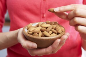 网传天天吃7颗坚果两个月，腰围可以减少3公分？小心热量爆表