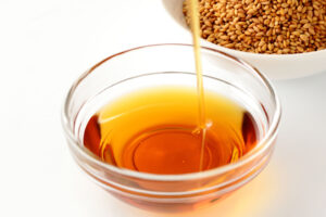 麻油炒菜防癌、降胆固醇？营养学教授：这样料理吃出芝麻高CP值