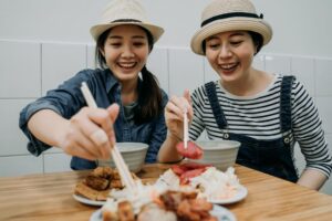 过了50岁,不要乱减肥!配合“这1个”营养素,吃点肉更健康,未来还要一路玩下去!