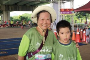 她70岁曾经罹癌、换过人工关节,竟还能跑马拉松!为了健康,你愿意付出多少努力?