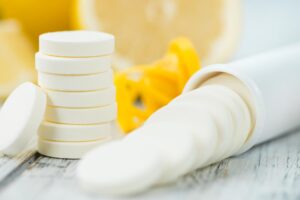 吞维他命C片防感冒,有效吗?营养师推荐:吃这3种水果更好!