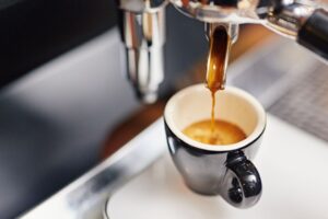 义式咖啡的咖啡因竟比红茶、可乐少?一张图表秒懂含量:“感冒时”要当心摄取过量!