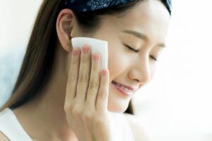 卸妆，是慢慢享受生活的过程！熟龄化妆师：5招正确卸妆，让皮肤舒心自然又放松