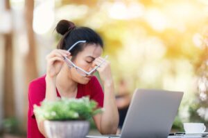 眼睛痒又干，发红眼屎多，是肝火旺引起！白雁教1招去肝火，搞定搔痒干涩