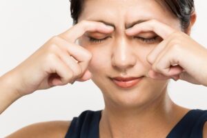 飞蚊症、眼压高又眼睛疲劳,怕是颈椎出包!中医点出问题再教保养2招、有效舒缓