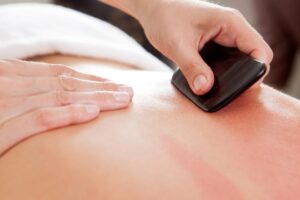 头痛、肩膀僵硬、腰酸，刮痧就舒缓？中医划6个重点，健康刮痧免担心