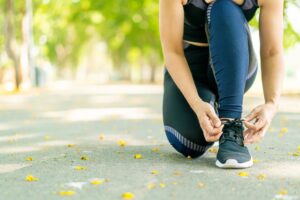 蹲了就爬不起来,一变天关节就痛?关节治疗专家教你3招,做好关节保养