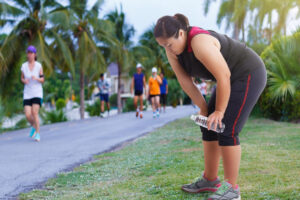 中年后少吃多动还是胖？连喝水都会胖？医师：别都推给代谢慢！真相其实是这样