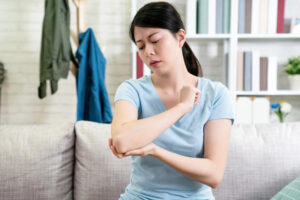 秋天早晚温差大，关节炎症状易变更严重！陈炯瑜医师分享3招缓解疼痛这样做