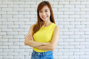 一吃饱就坐下来,对消化系统很不好!4动作把身体拉一拉,助消化、精神更好