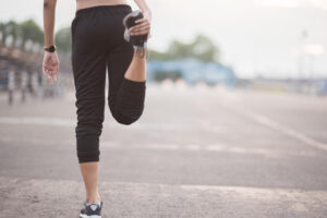 中年后的脚底痛，是退化导致足底筋膜炎！白雁教这动作舒缓脚筋、减轻撕裂痛