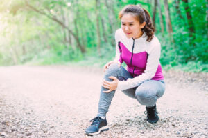 女性易退化性关节炎！医师教这招治疗，不再和疼痛纠缠不清，错过生命中的美好时光