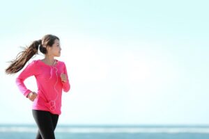 比起健美线条,中年后更需着重“功能肌力”训练!对抗肌少症,4种居家运动最有效