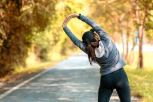 中年后驼背变矮,骨质疏松症悄然上身!4方法让骨松不再更严重,避免老后骨折卧床