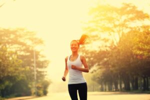 握力差,易脑中风、心肌梗塞!医师:,2方法远离“肌少症”,降低许多疾病与意外风险