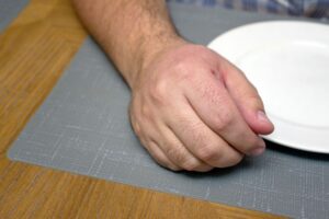 肌少症超可怕，连盘子都端不了！勤做肌力训练远离肌肉无力、五十肩