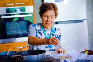 50岁后肌肉快速流失，瓶盖都打不开　多吃6食物，摆脱肌少症、心脏病