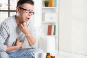 50岁后注意！他喉咙卡卡、声音沙哑竟是喉癌…医师：长期抽烟喝酒要小心