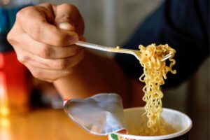 吃泡面可能养出癌症?医师:会破坏循环恐致癌…多吃6食物是保命关键!