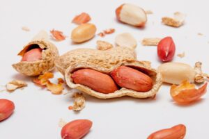 花生久放受潮不要吃?黄麹毒素是肝癌危险因子,3类食物要注意