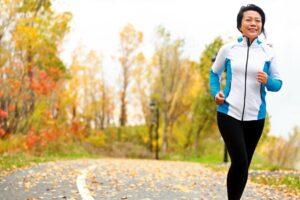 三度战胜癌症、95岁持续挑战马拉松“没死的话，我一定会再来！”终点站前，我们相互扶持