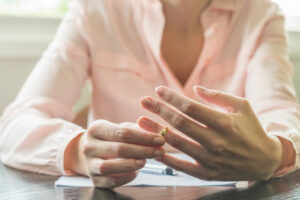 老公没近视、出差回家洗澡“地板冒出隐形眼镜”!小三黏他身、你又被讨厌,不离婚只能委屈死