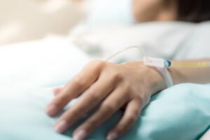 她胸部怪怪却被误诊,去大医院才惊觉是乳癌!专家点名:多吃4食物防癌细胞,别让乳癌夺命!