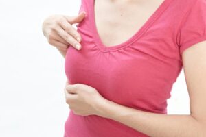 乳癌乳房摸到硬块，不会痛的更危险！医师：出现这3个症状，很有可能是乳癌