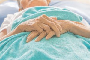 肚子痛并非肠胃问题,可能是卵巢癌?医:出现5大征兆不注意,恐就已是癌末