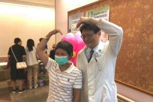 40次化疗也打不倒她!卵巢癌不断复发,54岁仍乐观抗癌“上帝关了一扇门,必定开启另一扇窗”