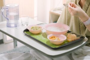 罹癌后补充体力,多喝鸡汤、鱼汤很营养?营养师破解迷思:“这样吃”才能有效抗癌