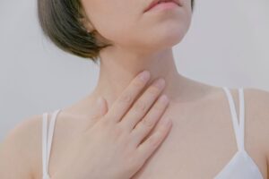 女性中年后易甲状腺癌!医师:想跟恶性癌细胞断舍离…出现这6种不适症状,速速就医!