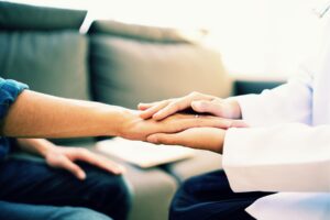 皮肤黄、茶色尿…出现黄疸快找原因:4种症状,有可能是胰脏癌!