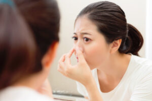 他鼻子长痘痘竟是鼻淋巴癌！鼻子有这2前兆千万要注意…当心鼻子溃烂，伤害神经引发失明！