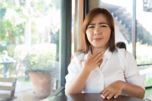 只是胃食道逆流，也会变成食道癌？医师：出现胸闷、?心、喉咙卡卡…6大症状别轻忽