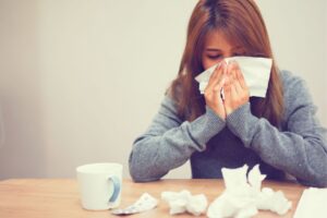 鼻塞竟是癌症害的吗?感冒、鼻窦炎咳痰或擤鼻涕时,出现血丝症状小心是鼻咽癌