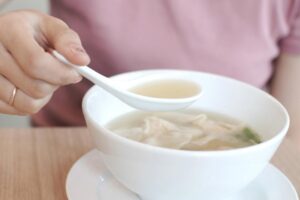 常喝热汤，容易罹食道癌吗？医师：初期无明显症状，8个生活习惯要远离