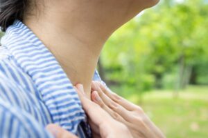 吞咽困难是食道出问题吗?医师:也有可能是甲状腺癌,6症状多注意