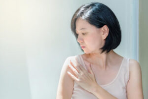 50多岁乳房摸到硬块,竟癌细胞转移骨骼,到处是黑点!医师3招治疗提升生活品质