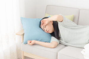 50多岁有气无力、常发烧，竟是骨髓性白血病！战胜凶猛血癌，医师图解说明