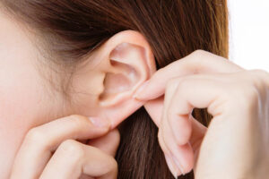 掏耳朵发现棉花棒有血丝,竟是外耳道癌!医师提醒:出现5症状,应尽速就医