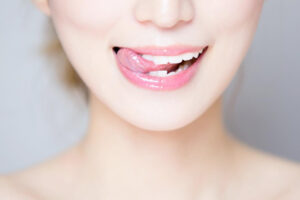 66岁舌尖疼痛，检查后确诊罹患舌癌晚期！舌部溃伤两周未愈合等4症状，应尽速就医