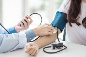 血压忽高忽低很伤肾,易引起高血压肾病变!避免终身洗肾,中医用3招护肾、控血压