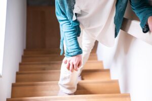 膝盖痛有僵硬感,退化性关节炎找上门!6大族群好发,物理治疗师3招纾缓疼痛