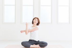 她才50岁手指肿胀、膝关节积水恶化到坐轮椅！关节肿痛别轻忽，当心类风湿关节炎