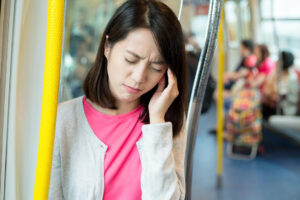 女性易偏头痛，脑门眼窝都抽痛！周吞止痛药2天以上会更恶化，医：3招降发作次数