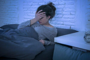 失眠伴随头晕头痛、耳鸣，恐高血压造成的！中医教作“耳穴贴压”，最快15天能见效