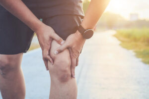 上下楼膝盖痛、蹲站也会疼,是退化性膝关节炎!别急着开刀,中医3种治疗能纾缓